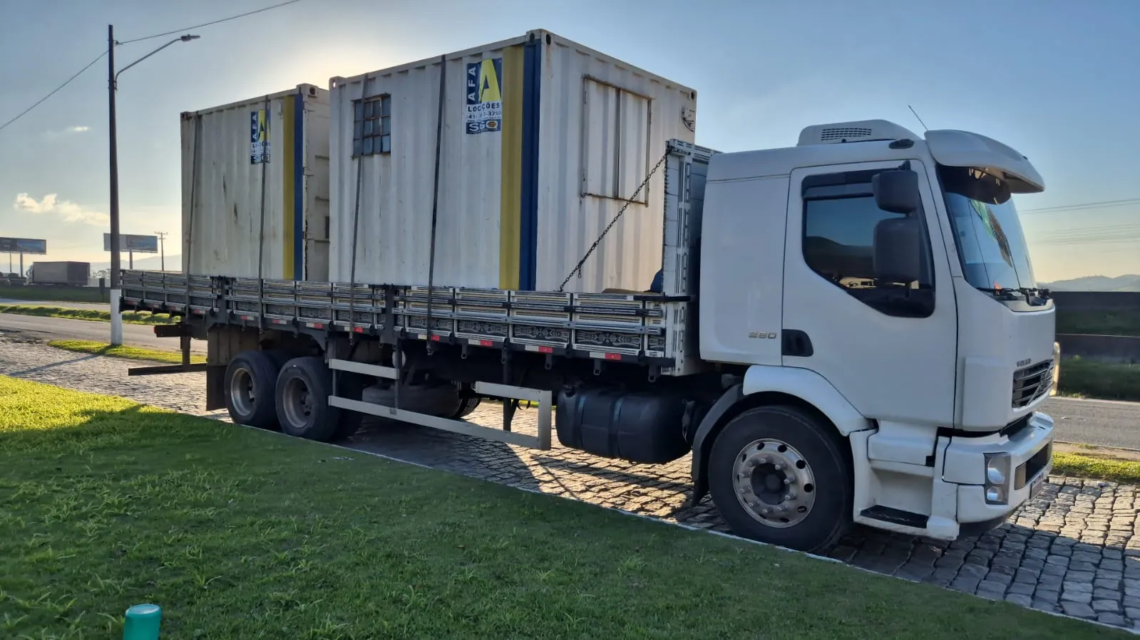 Dois contêineres modulares carregados em caminhão da Tarmac