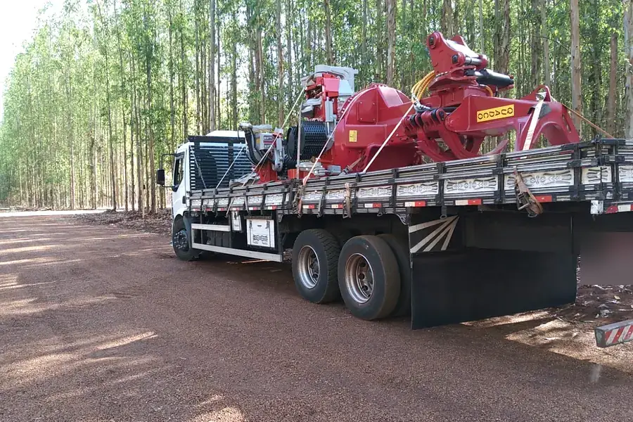 Caminhão carregado com máquina agrícola