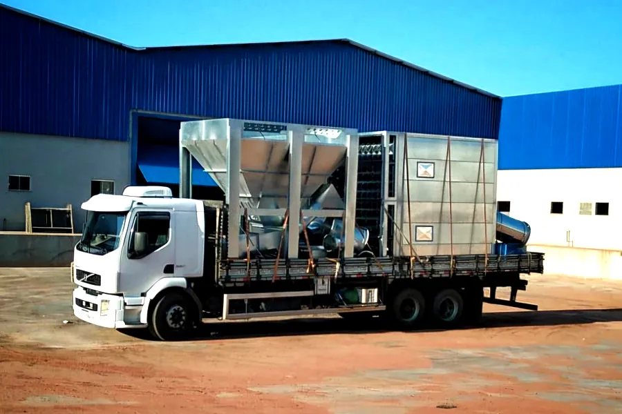 Caminhão carregado com equipamento industrial de aço inox